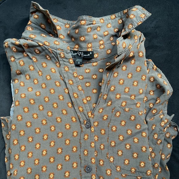 Button down - Picture 3 of 3